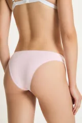 Bombacha vedetina color rosa con detalle de puntilla en los bordes y etiqueta con logo de la marca en el frente.