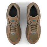 Championes New Balance U2002 color chocolate con detalles en verde azulado y plateado.