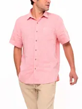 Camisa de manga corta color verde agua, confeccionada en lino orgánico. Tiene cuello italiano, calce regular y cierre con botones.