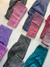 Calza larga tipo deportiva con un diseño degradado en tonos azul y rojo.