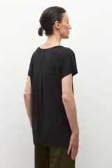 Blusa negra de manga corta con escote en V y corte holgado.