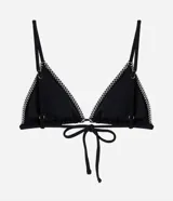 Top de bikini triangular negro con textura fruncida y pespuntes blancos en contraste. Tirantes finos y cierre trasero con lazo.
