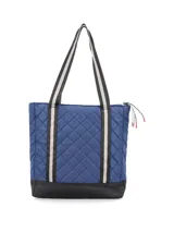 Cartera tipo shopper azul con diseño capitoneado y base negra. Tiene correas bitono, cierre de nylon con tirador textil, logo metálico, bolsillos interiores y compartimento acolchado para laptop.