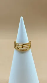 Anillo dorado con diseño de múltiples bandas finas, algunas lisas y otras con textura.