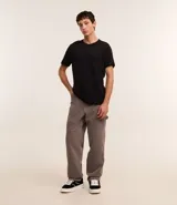 Pantalón baggy de sarga color gris con efecto marmolado, tiro alto, bolsillos laterales y traseros, y trabillas en la cintura.