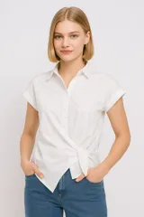 Camisa blanca de mangas cortas con dobladillo y nudo en la parte inferior.