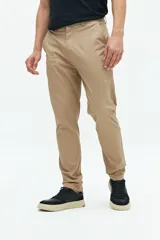 Pantalón chino clásico color beige, de corte recto, con bolsillos laterales y traseros.