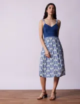 Vestido midi de modal estampado con breteles finos, escote en V y detalle de crochet en el corpiño. Espalda con punto smock.