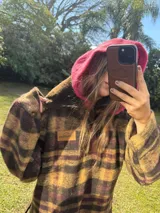 Buzo canguro oversize con capucha y cuello alto, confeccionado con paños de lana estampados.