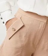Short color beige de viscosa con cintura alta, solapa con botones y bolsillos laterales.