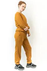 Sweater afelpado color camel, diseñado para ofrecer comodidad y calidez con un acabado suave al tacto.