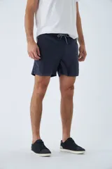 Short de baño celeste con cintura elástica, cordón ajustable, dos bolsillos laterales, un bolsillo trasero, suspensor interno y logo bordado.