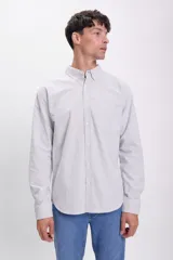 Camisa de hombre de corte clásico, confeccionada en tela Oxford con rayas verticales grises y blancas. Tiene cuello abotonado, manga larga con puños abotonados y un bolsillo en el pecho.