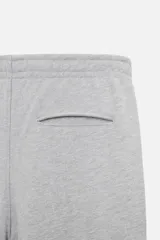 Pantalón jogger gris de corte recto, confeccionado en tejido de algodón compacto con interior en rizo. Cuenta con cintura elástica ajustable con cordón interior, bolsillos frontales y bolsillo de doble vivo en la espalda.