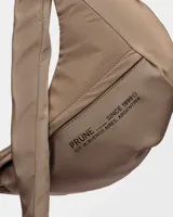 Bandolera de nylon en color marrón con diseño minimalista y correa ajustable.