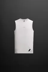 Musculosa deportiva blanca de tejido elástico con ajuste al cuerpo. Tiene cuello redondo y sisa ancha.