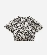 Blusa de crepé satinado con estampado de lunares, escote en V cruzado y mangas cortas tipo campana.