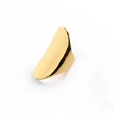 Anillo grande y elegante, hecho en acero quirúrgico con acabado en oro de 18k.