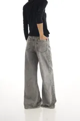 Pantalón jean gris de corte ancho y tiro alto.