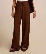 Pantalón pantalona marrón de viscolino, con cintura elástica, bolsillos laterales y lazo ajustable en la cintura.
