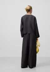 Pantalón ancho de lino gris para mujer, con cierre de cremallera y botón oculto, cinturilla elástica en la espalda, bolsillos laterales, pinzas en la parte delantera y dobladillo ancho en el bajo.