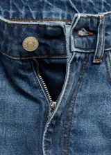 Pantalón de jean azul de corte wide leg.