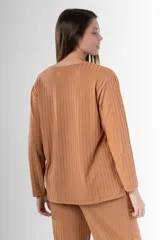 Remerón camel de morley de vara ancha en algodón y viscosa, de silueta amplia.