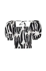 Top corto negro con estampado abstracto en blanco, escote cuadrado, mangas abullonadas con elástico en los puños, drapeados y cierre trasero con cremallera invisible.