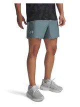 Short deportivo Under Armour Launch 5 para hombre, color azul grisáceo, con logo reflectivo en la pierna izquierda. Ideal para running y entrenamiento.
