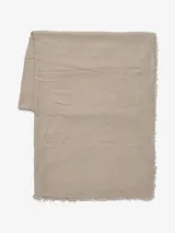 Bufanda rectangular color beige, lisa, con pequeños flecos en los extremos.