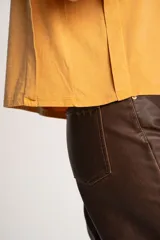 Remera color ladrillo de algodón con calce al cuerpo y mangas cortas.