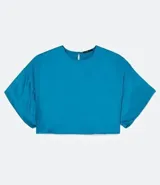 Blusa celeste de viscosa con textura satinada, cuello redondo, manga corta con sisa desplazada y abertura en la espalda.