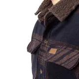 Campera de hombre con cuello de piel sintética, cierre con botones a presión, dos bolsillos de parche en el pecho y diseño a rayas horizontales en tonos azul y marrón.