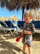 Conjunto de lycra con estampado de hojas y animales, compuesto por una remera de manga larga y un short con cordón ajustable.