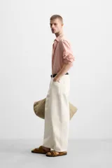 Camisa de manga larga con estampado a cuadros en tonos rosa y blanco.