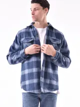 Sobrecamisa a cuadros marrones y beige con cuello clásico, cierre con botones, dos bolsillos con solapa abotonada en el pecho y corte recto.