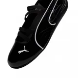 Zapato Puma Speedcat Ballet color negro charol con detalles en blanco y tiras elásticas cruzadas.