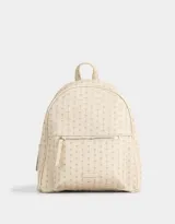 Mochila negra de cuerina con bolsillo frontal con cierre, correas regulables, manija superior, cierre superior y tag de metal.