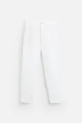 Pantalón blanco de lino, corte recto, con cintura elástica, bolsillos laterales y traseros.