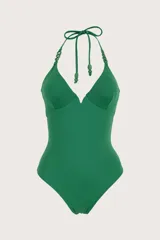 Traje de baño entero verde trophy de cobertura media, con escote en V, espalda baja, tirantes finos con detalles de cadena y cuentas decorativas en las puntas.