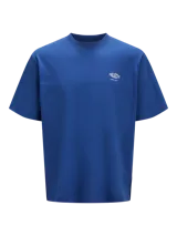 Remera azul de manga corta con cuello redondo y estampado pequeño en el pecho.