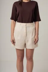 Short negro de tiro alto con pliegues y textura, de corte holgado.