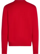 Cárdigan rojo de punto con cuello redondo y cierre frontal con botones dorados.