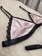 Conjunto de lencería rosa viejo de terciopelo grabado, con detalles de encaje negro y elásticos suaves.