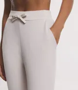 Pantalón jogger deportivo color gris claro, con cintura elástica ajustable con cordón.