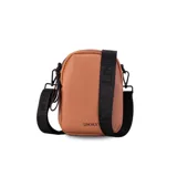 Bandolera color marrón de cuero sintético con correa de galón ajustable y doble cierre superior.