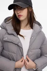 Campera negra capitoneada de nylon, super acolchada, con cuello alto, capucha, cierre frontal, cintura elastizada y bolsillos laterales.