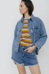 Campera de jean celeste con bolsillos frontales y botones metálicos.