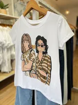 Remera blanca de algodón con estampado de dos mujeres con labial dorado.