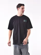 Remera negra de corte oversized con estampado pequeño en el pecho con la leyenda "Chateau De Rivau".